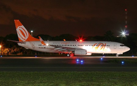 FOTO NOTURNA BOEING 737 SÉRIE 800 DA GOL